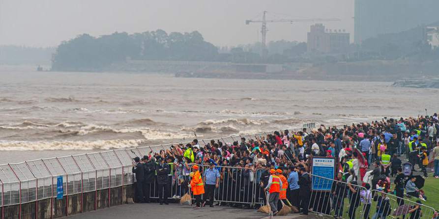 Pessoas assistem ao macaréu do Rio Qiantang em Hangzhou