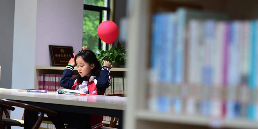 Pessoas passam férias em salas de leitura em Anhui