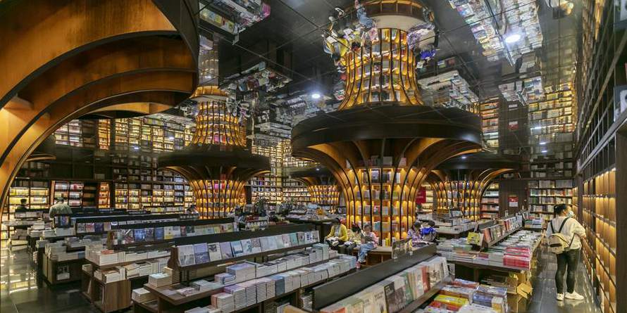 Pessoas passam feriado em livrarias ou bibliotecas em Shanghai