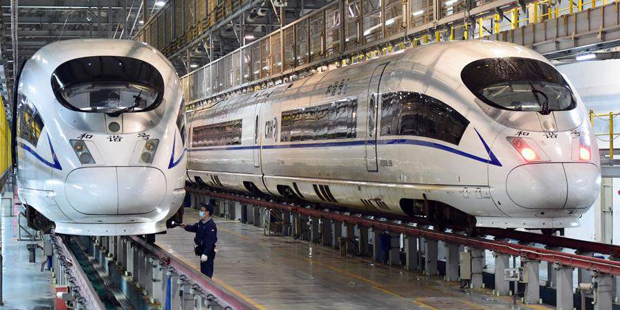 Funcionários ferroviários intensificam serviços de manutenção de trens de alta velocidade