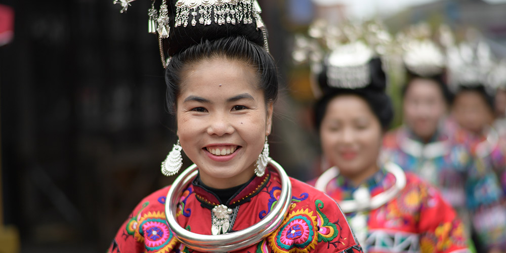 Aldeãs exibem trajes tradicionais na vila de Danzhai Wanda, em Guizhou