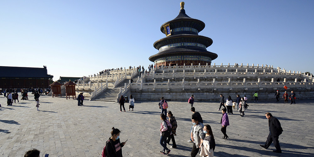 Pessoas visitam o Templo do Céu em Beijing