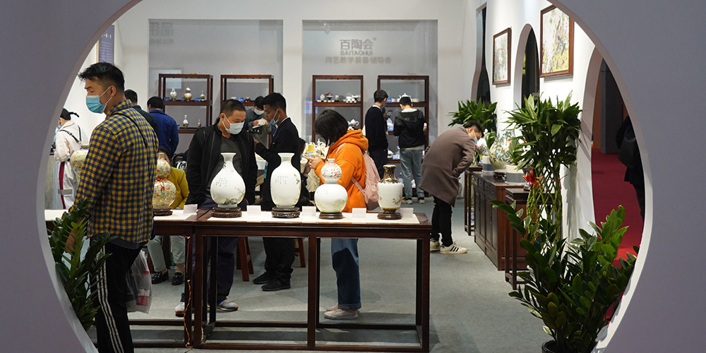 Feira internacional de cerâmica é aberta em Jingdezhen, capital da porcelana da China
