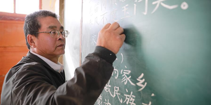 Professor rural dedica-se ao trabalho por mais de 30 anos no noroeste da China
