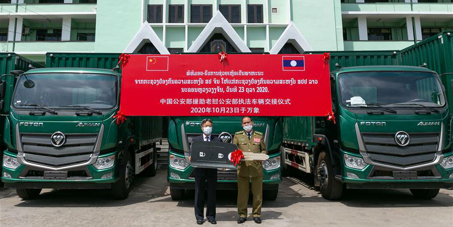 China entrega caminhões-baú policiais para assistência ao Laos