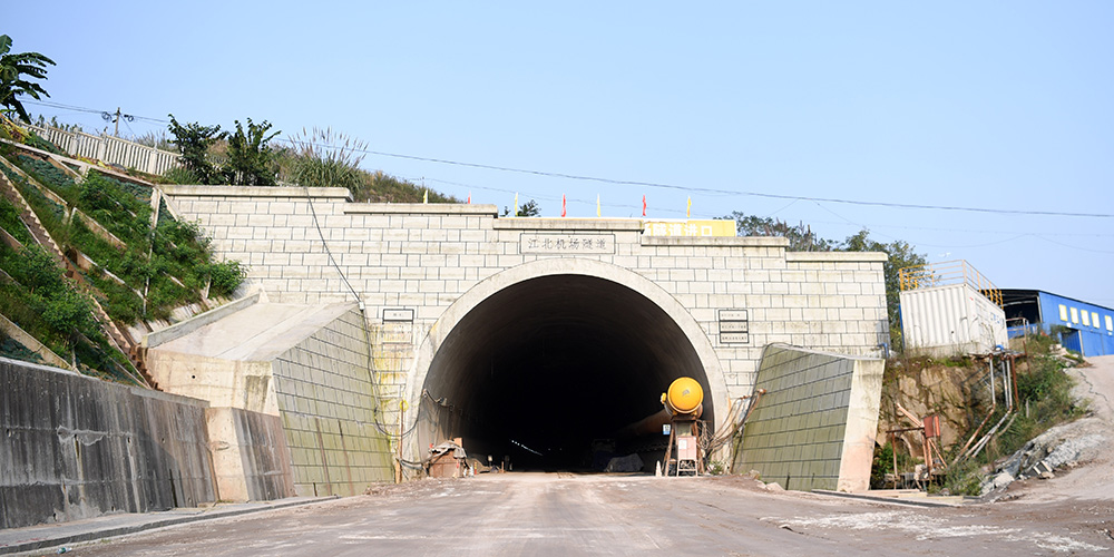 Trabalhadores completam a escavação do primeiro túnel sob aeroporto de Chongqing