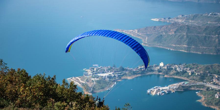 Pilotos de parapente participam de concurso em Liuzhi, na província de Guizhou