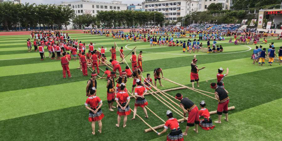 Concurso de dança de bambu realizado em colégio em Hainan
