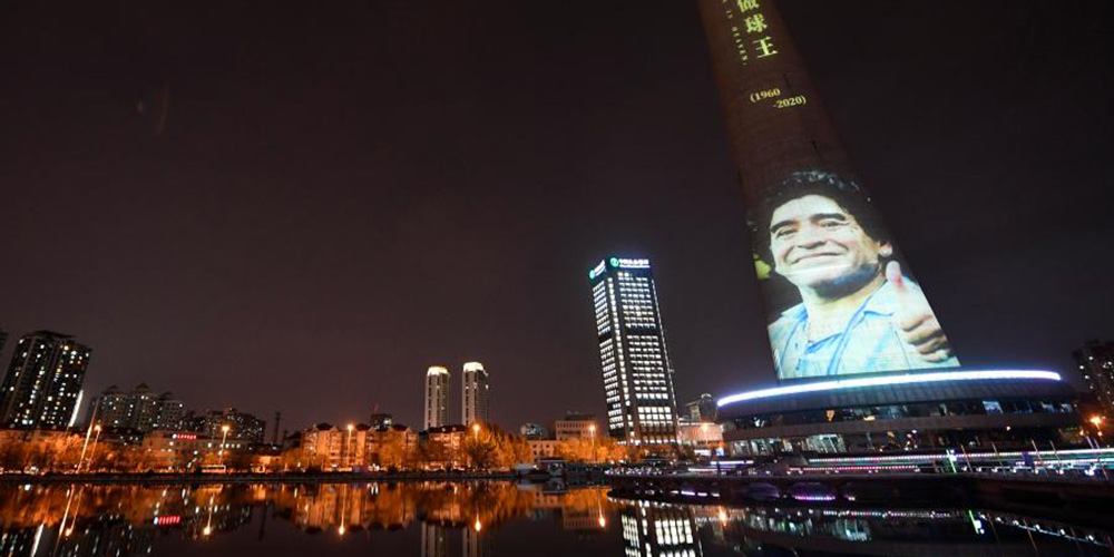 Imagens de Maradona projetadas na Torre de TV de Tianjin