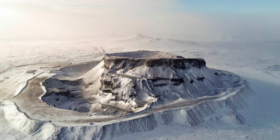 Cenário de vulcões cobertos de neve na Mongólia Interior