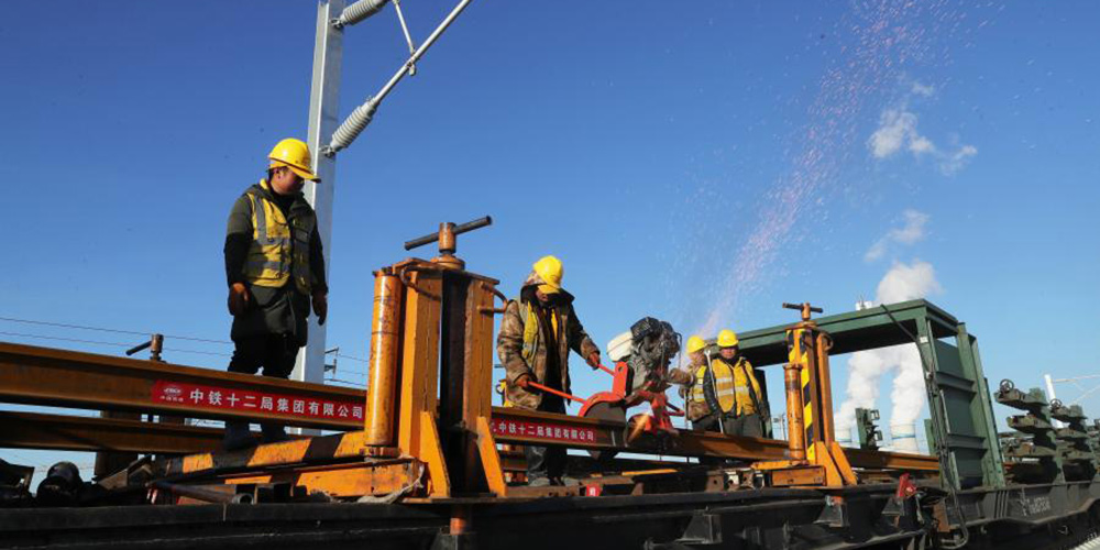 Trabalhadores constroem ferrovia Chaoyang-Linghai em Liaoning