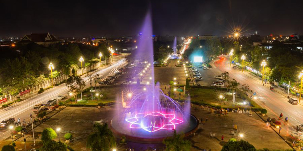 Laos inaugura sistema de iluminação no centro da capital com ajuda da China
