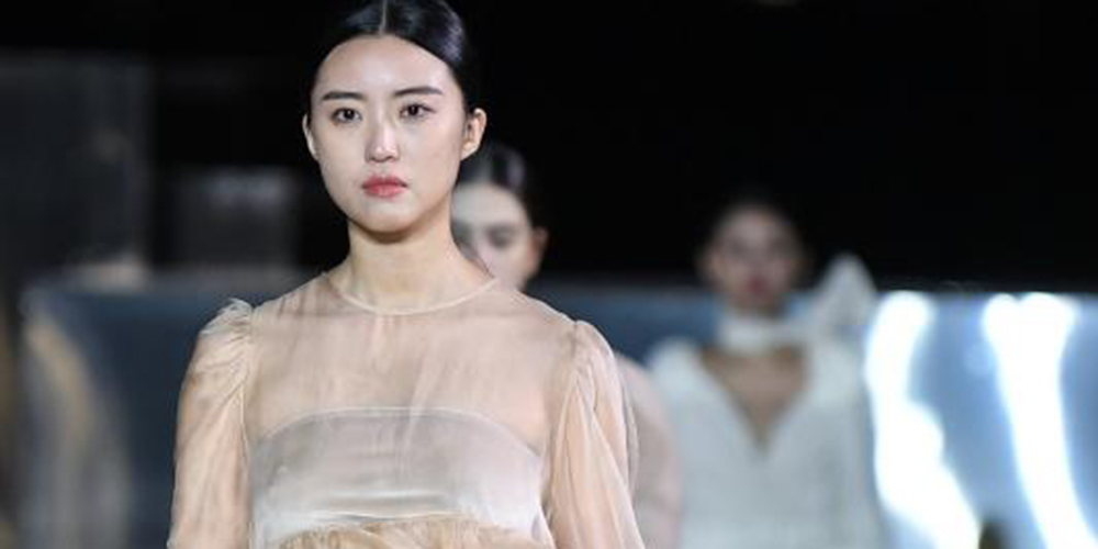 Modelos apresentam criações durante desfile de moda em Guangzhou