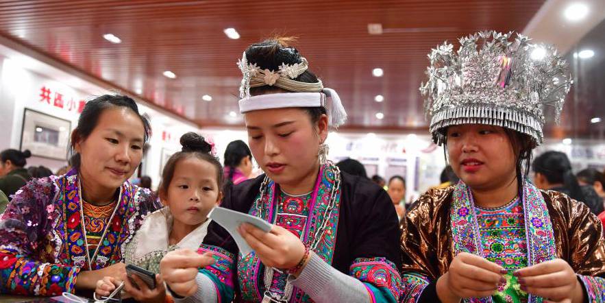 Herança cultural ajuda grupos étnicos em distrito no sul da China a sair da pobreza