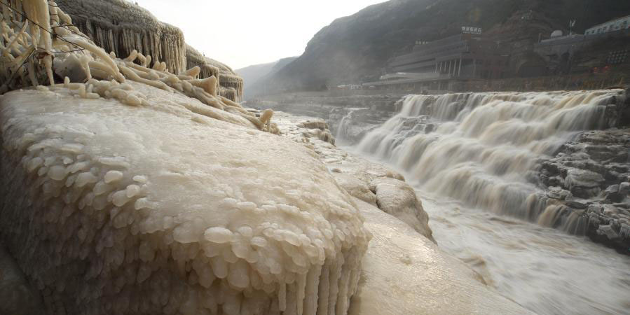 Paisagem de inverno da cachoeira Hukou, no norte da China