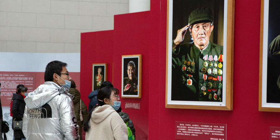 Pessoas visitam exposição no Museu Militar da Revolução Popular Chinesa em Beijing