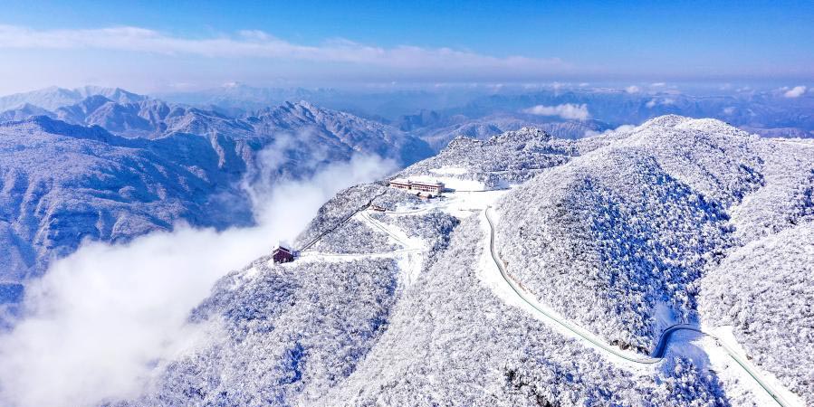 Cenário de inverno do ponto turístico de Longtoushan, no noroeste da China