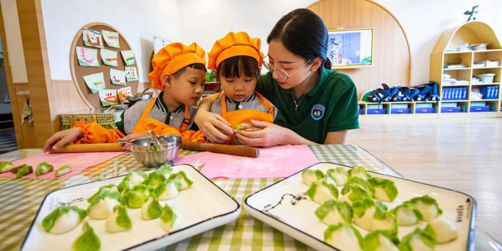 Crianças aprendem a fazer jiaozi em comemoração ao solstício de inverno