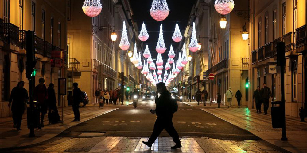 Luzes de Natal iluminam as ruas de Lisboa