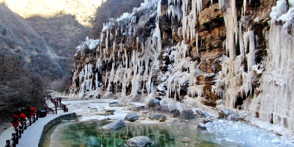 Paisagem de cachoeiras congeladas na montanha Yuntai em Henan
