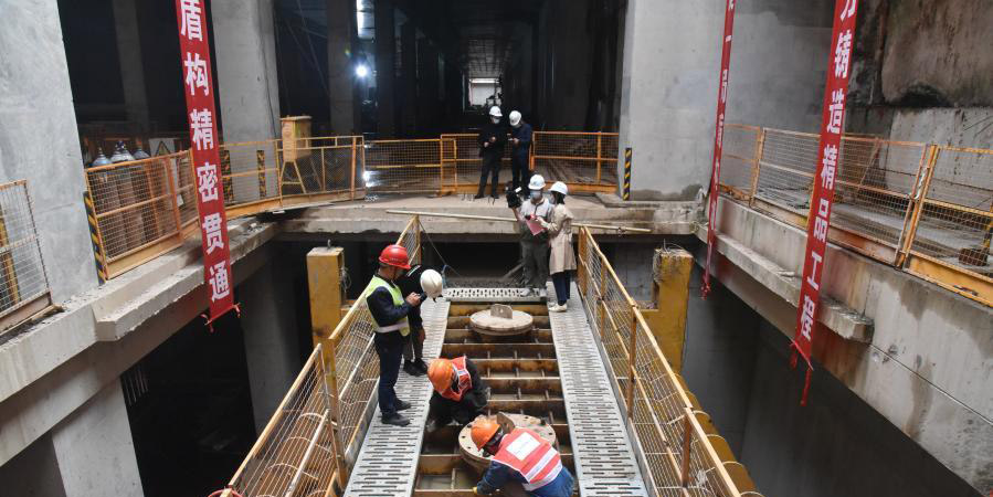 Funcionários trabalham no canteiro de obras da estação de Xinsong da Linha 3 do metrô de Foshan