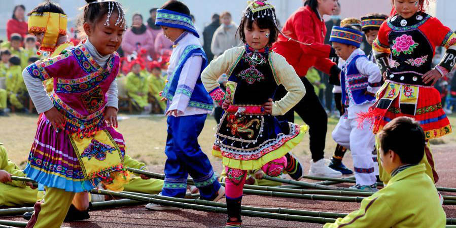 Jardim de infância realiza atividades folclóricas tradicionais para comemorar o próximo ano novo
