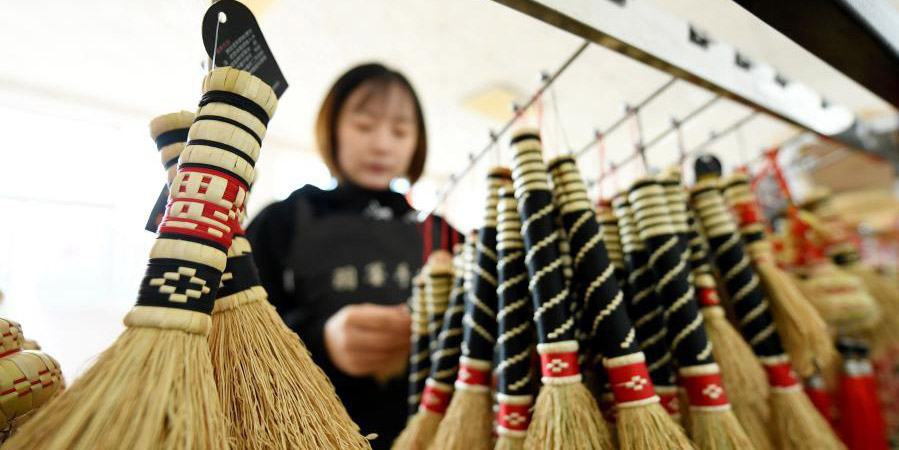 Indústria de fabricação de vassouras de Qiuzhuang ajuda a aumentar a renda dos habitantes locais