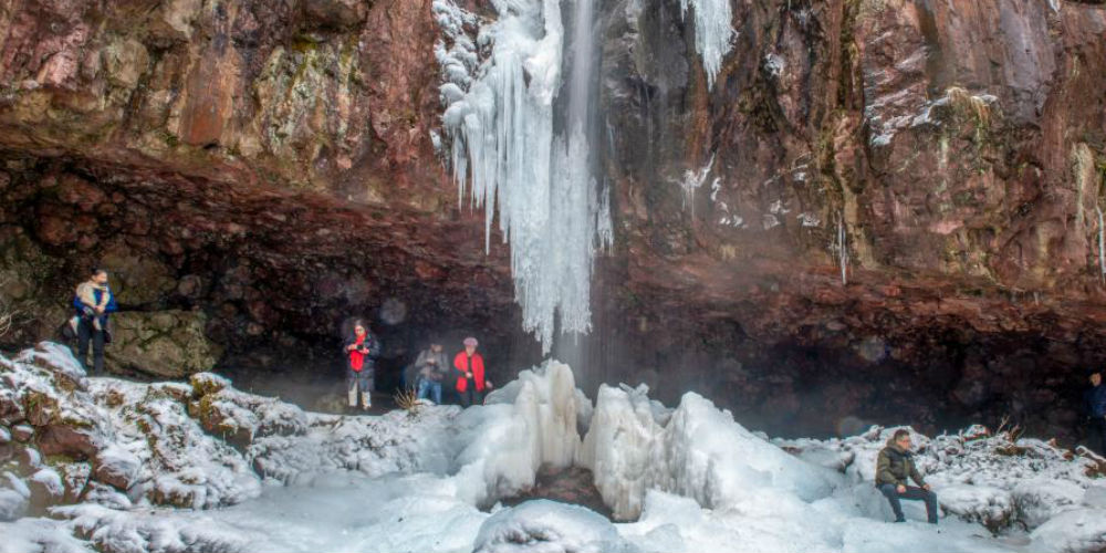 Cachoeira congelada atrai turistas à montanha de Siming, no leste da China