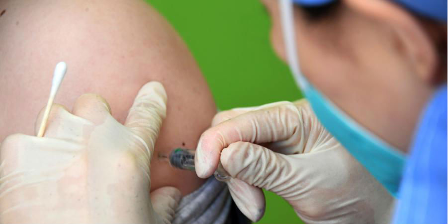 Profissionais médicos inoculam recipientes com vacinas contra COVID-19 em Beijing