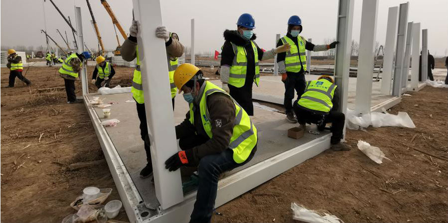Trabalhadores da construção começam a construir centro de observação médica centralizada em Shijiazhuang