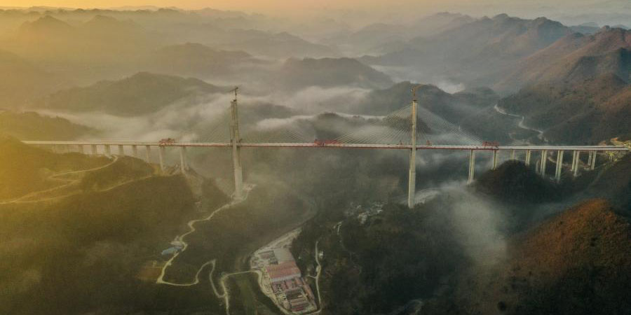 Ponte de 1.720 metros de comprimento conclui a fase final de construção em Guizhou