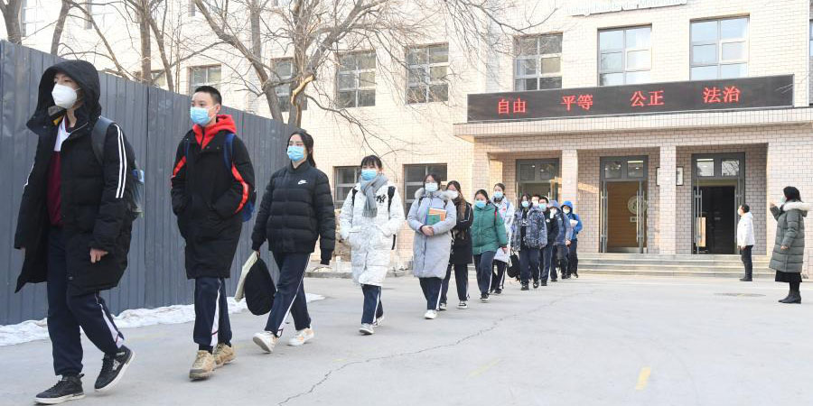 Estudantes deixam o campus em Beijing