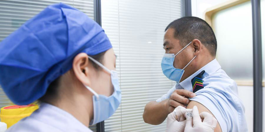 Inoculação do 2º dose da vacina contra COVID-19 começa no distrito de Futian em Shenzhen