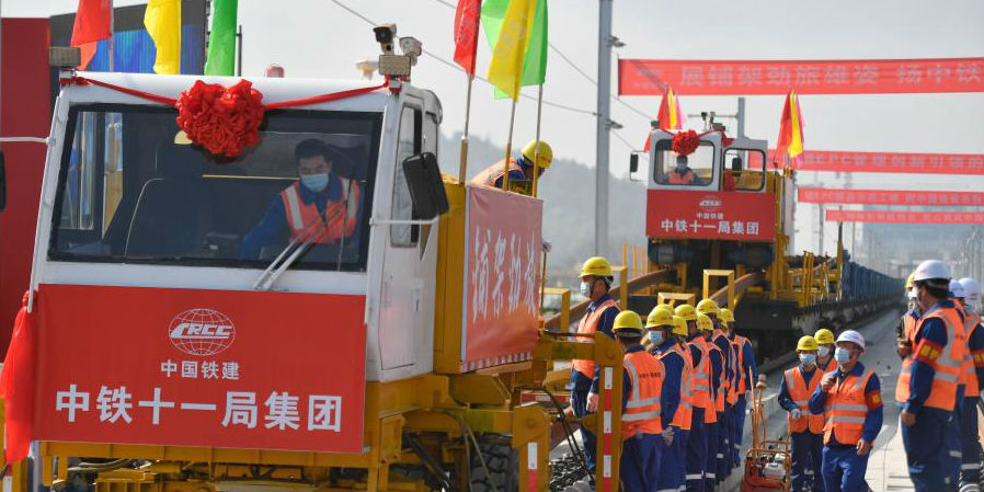 Trabalhadores instalam trilhos da 1ª ferrovia chinesa de alta velocidade controlada pelo capital privado