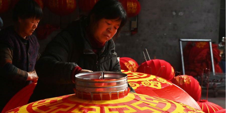 Funcionários fazem lanternas vermelhas para atender a alta demanda antes do Ano Novo Lunar Chinês