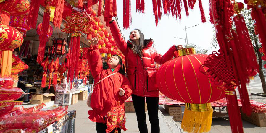 Pessoas se preparam para o próximo Ano Novo Lunar Chinês