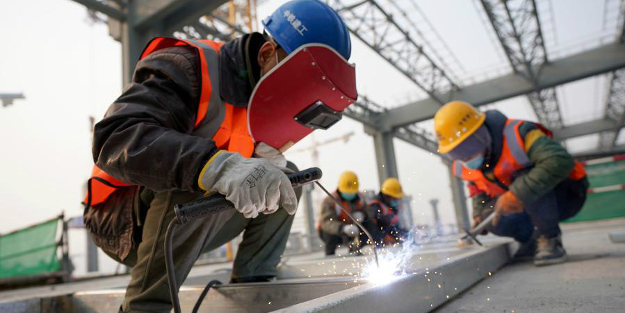 Trabalhadores de vários setores industriais permanecem em serviço na véspera do Ano Novo Lunar Chinês