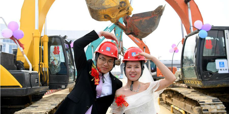 Casal realiza cerimônia de casamento em canteiro de obras em Hefei, leste da China