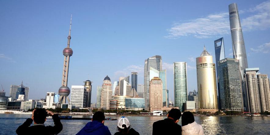Turistas visitam Bund durante o feriado do Ano Novo Lunar em Shanghai
