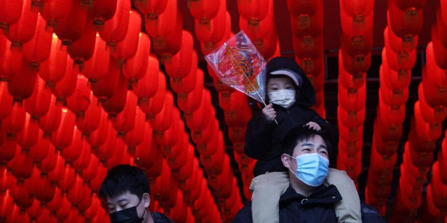 Moradores visitam o Antigo Mercado do Norte durante o feriado do Ano Novo Lunar em Shenyang