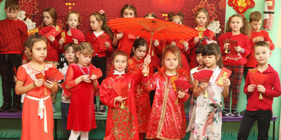 Alunos aprendem sobre a cultura chinesa em Kiev, Ucrânia