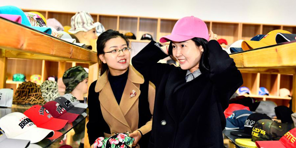 Indústria de fabricação de bonés e chapéus prospera na vila de Ligezhuang, província de shandong