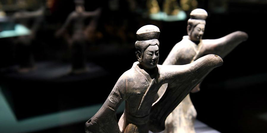 Destaques de exposição com seleção de peças antigas da cerâmica chinesa