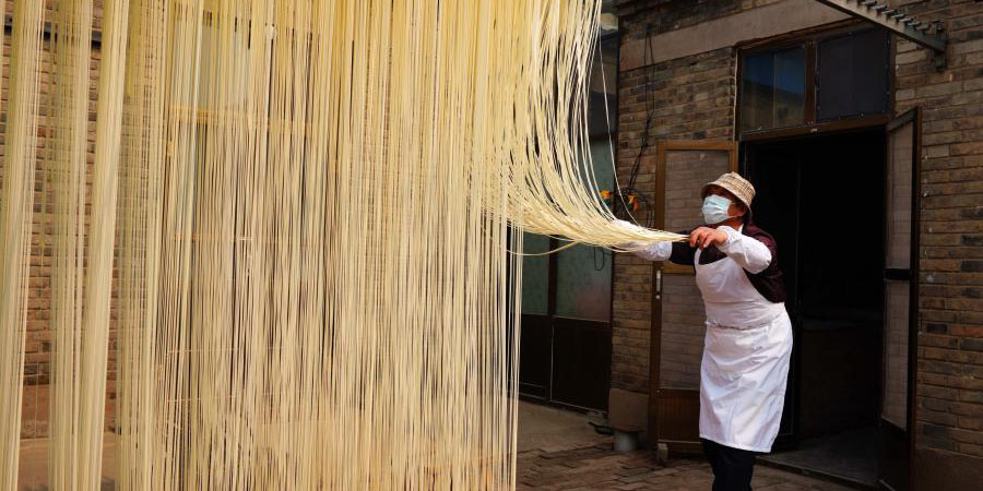 Distrito de Xinhe em Hebei promove fabricação de macarrão caseiro para aumentar a renda de moradores