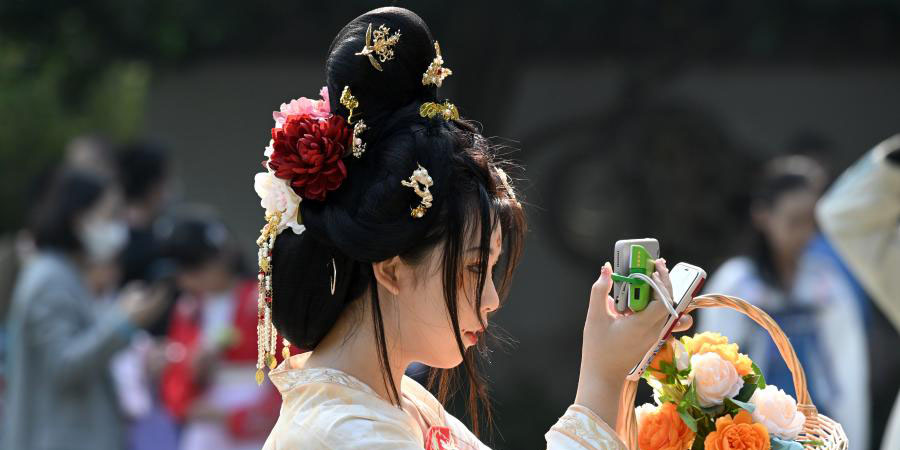 Chineses em trajes tradicionais celebram o Festival da Flor em Fujian