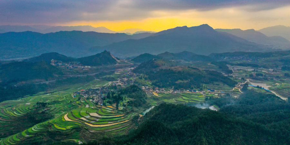 Vista de campos de terraço no distrito de Danzhai, província de Guizhou