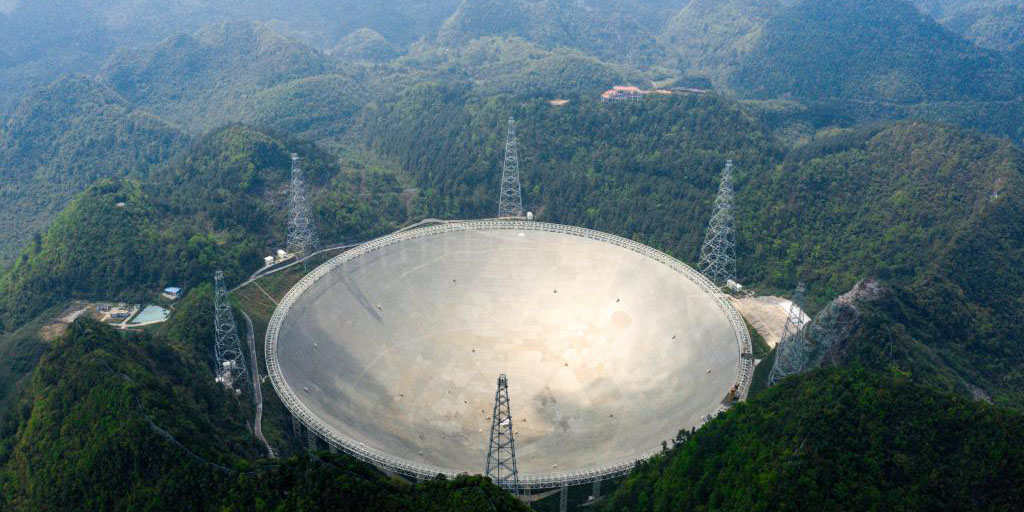 Telescópio chinês FAST identifica mais de 300 pulsares