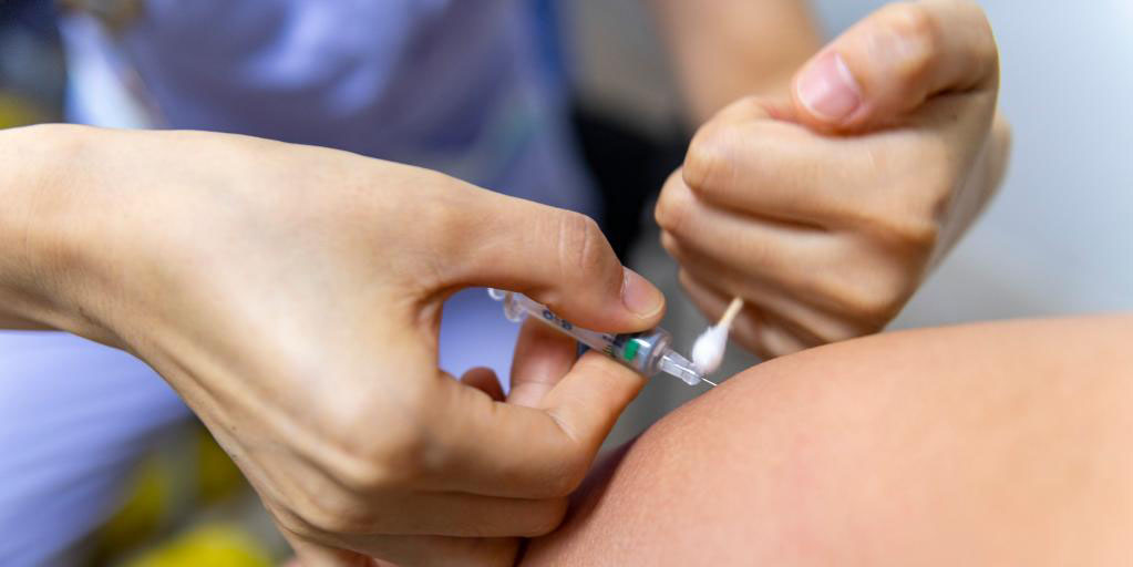 Cidade chinesa de Ruili começa a vacinação em massa contra COVID-19