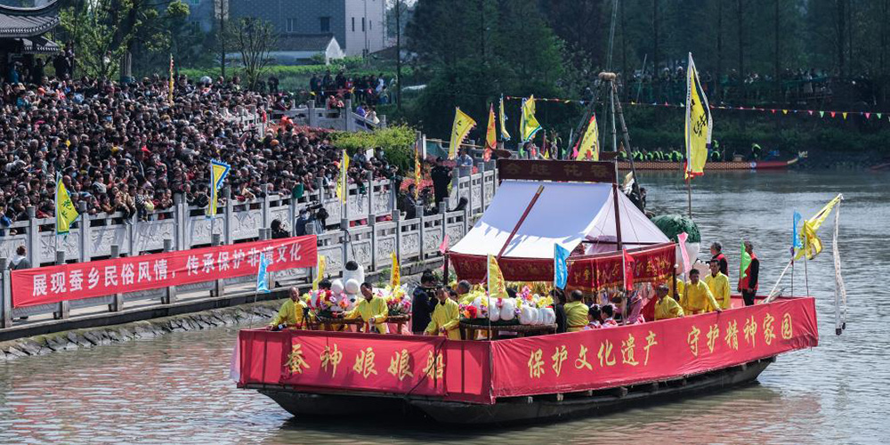 Aldeões realizam feira de templo para homenagear a deusa da seda em Zhejiang