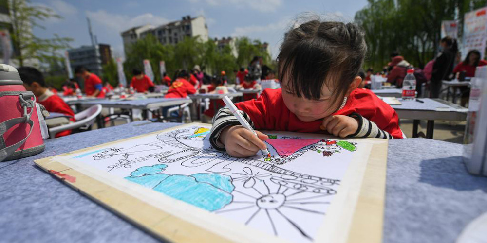 Alunos participam de evento cultural em Huzhou